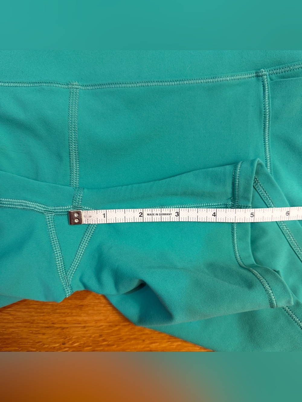 Vuori SET Daily Bra and Studio Pocket Shorts in Bright Green - Size Small - Picture 3 of 6